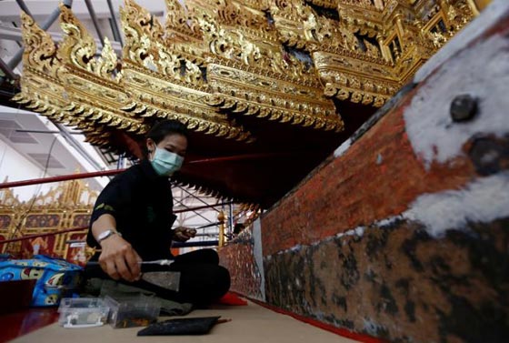  صور وفيديو عربة ملك تايلاند الذهبية تحمل جثمانه للحرق وتنقله للجنّة صورة رقم 7