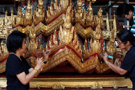  صور وفيديو عربة ملك تايلاند الذهبية تحمل جثمانه للحرق وتنقله للجنّة صورة رقم 8