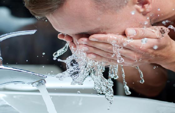 خطآن يرتكبهما الرجال اثناء غسل الوجه يجهلون مخاطرها على البشرة صورة رقم 1