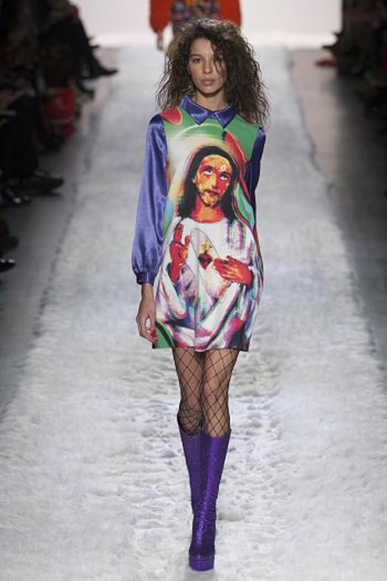 صور السيد المسيح تزيّن أزياء مصمم عالمي وتثير ضجة كبيرة صورة رقم 3