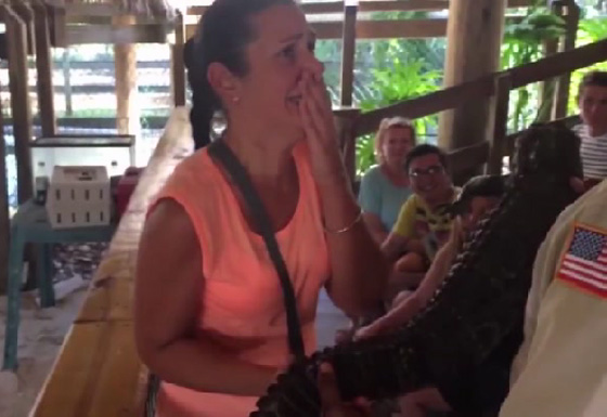 فيديو طريف.. امرأة تصاب بحالة ذعر شديد بسبب تمساح صغير صورة رقم 2