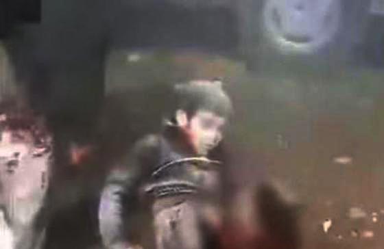 فيديو مروع.. طفل سوري مبتور الساقين ينادي باكيا (بابا شيلني) صورة رقم 2