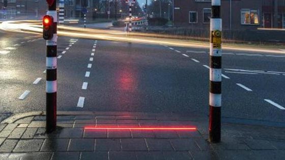 اشارات مرورية خاصة لمدمني الهواتف المحمولة في شوارع هولندا صورة رقم 1