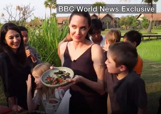 انجلينا جولي تطبخ الحشرات والعناكب وتأكلها مع ابنائها! فيديو وصور صورة رقم 5