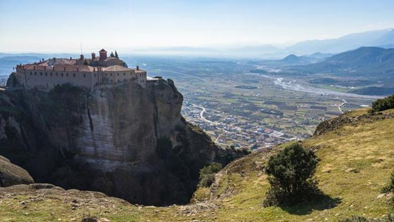 اديرة للعبادة على قمم الصخور اصبحت اهم الاهداف السياحية باليونان صورة رقم 8