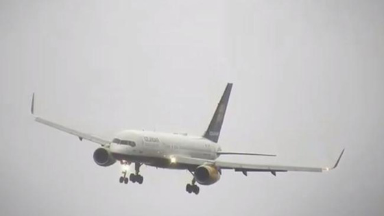 فيديو مرعب.. طائرات تصارع الرياح فوق احد مطارات بريطانيا صورة رقم 2