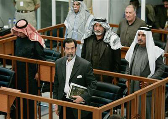 قاضي يكشف اسرار لحظة اعدام صدام: كان متماسكا وكانوا يرتجفون صورة رقم 5