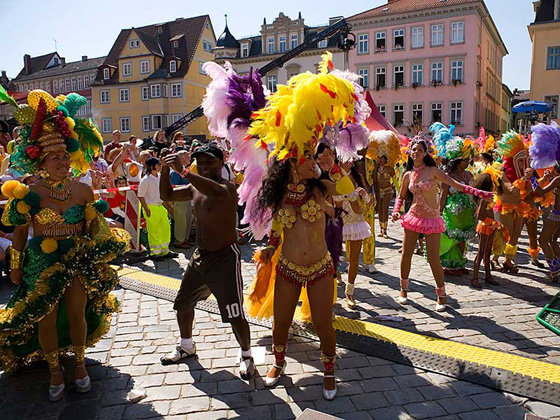 مهرجان ريو دي جانيرو ينطلق ورقص السامبا في الشوارع.. فيديو صورة رقم 1