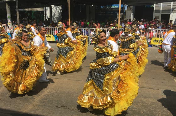 فيديو كرنفال سنوي في كولومبيا: رقص ومسيرات وثياب ملونة صورة رقم 1