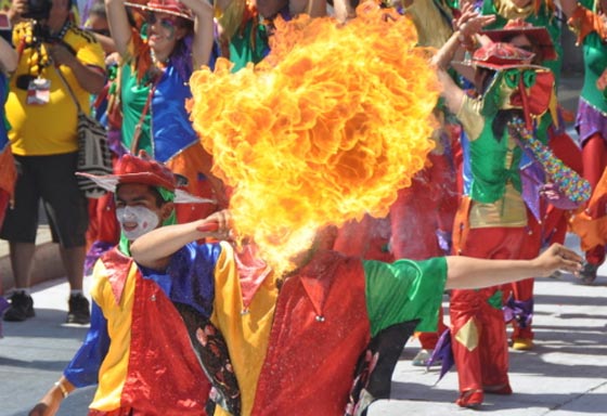 فيديو كرنفال سنوي في كولومبيا: رقص ومسيرات وثياب ملونة صورة رقم 5
