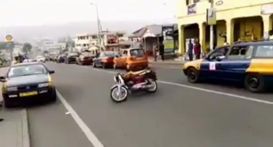 فيديو مدهش.. شاب يقود دراجة نارية بتهور بين المواطنين صورة رقم 1