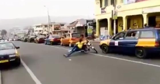 فيديو مدهش.. شاب يقود دراجة نارية بتهور بين المواطنين صورة رقم 2