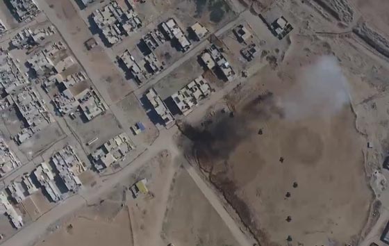 بالفيديو.. داعش يقصف مدرعة عراقية بطريقة مبتكرة صورة رقم 1