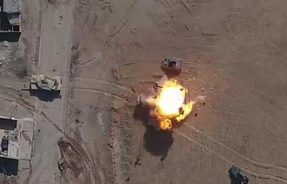 بالفيديو.. داعش يقصف مدرعة عراقية بطريقة مبتكرة صورة رقم 2