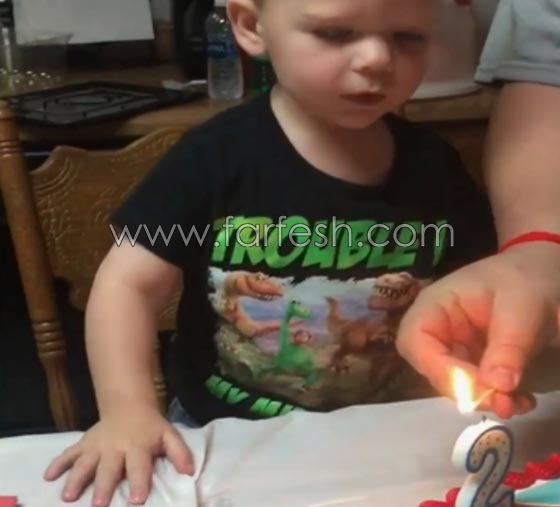 فيديو طريف.. طفل يستعجل اطفاء شمعة ميلاده ويشعل ضحكات الحضور صورة رقم 1
