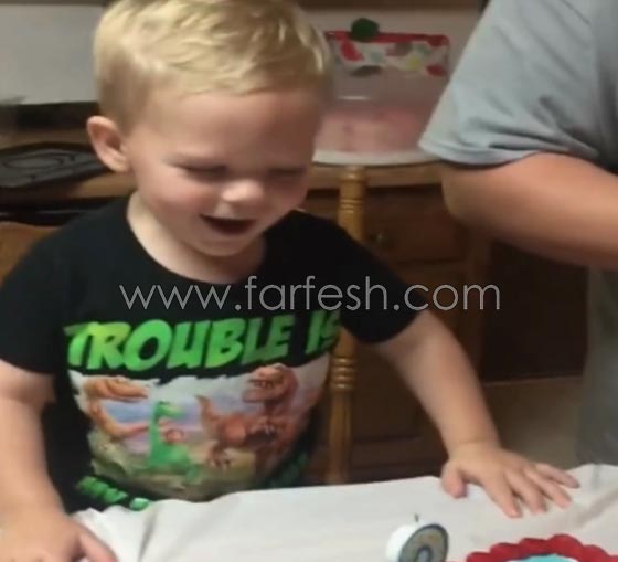 فيديو طريف.. طفل يستعجل اطفاء شمعة ميلاده ويشعل ضحكات الحضور صورة رقم 9