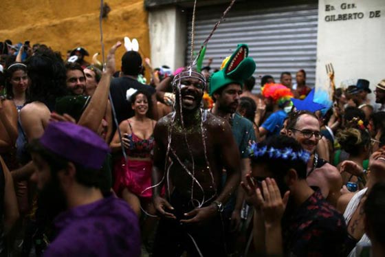 اضخم احتفال سامبا على وجه الارض في البرازيل يبشر بموسم الصوم  صورة رقم 12