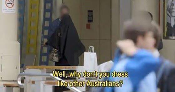 هل استراليا عنصرية؟! شاهد كيف تعامل الناس رحيلة المنقبة في الشارع صورة رقم 2