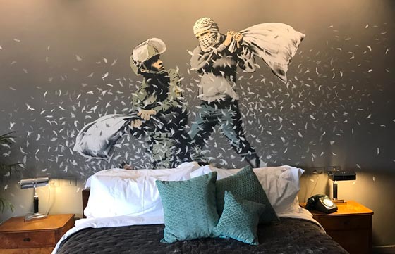 فنان غامض يصمم فندقا في بيت لحم يطل على اسوأ مشهد في فلسطين صورة رقم 2