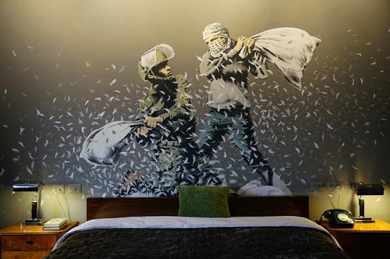 فنان غامض يصمم فندقا في بيت لحم يطل على اسوأ مشهد في فلسطين صورة رقم 17