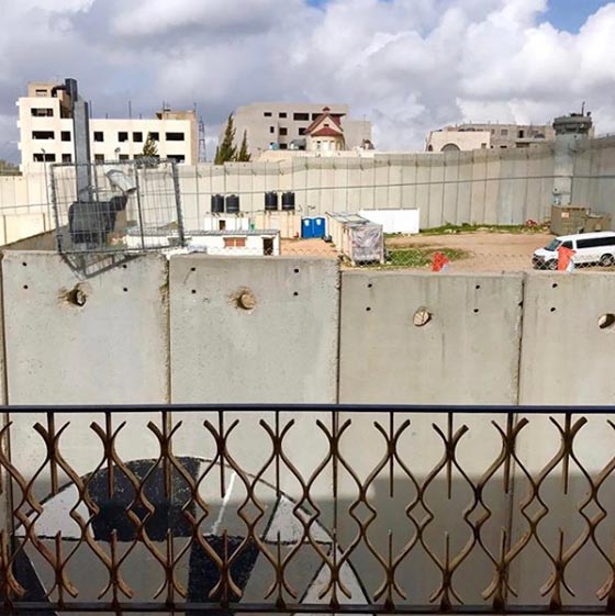 فنان غامض يصمم فندقا في بيت لحم يطل على اسوأ مشهد في فلسطين صورة رقم 1