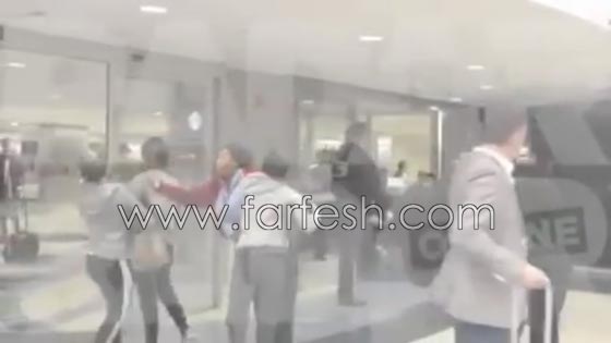 فيديو مثير.. عضو فرقة وان دايركشن يعتدي على مصور وامرأة في المطار صورة رقم 7