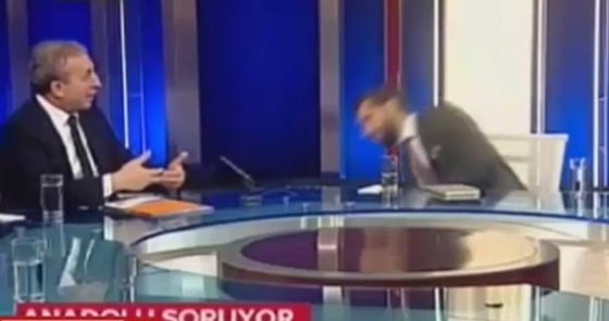 فيديو صادم: انهيار إعلامي تركي اثناء بث مباشر يثير قلق ضيفه السياسي المعروف صورة رقم 2