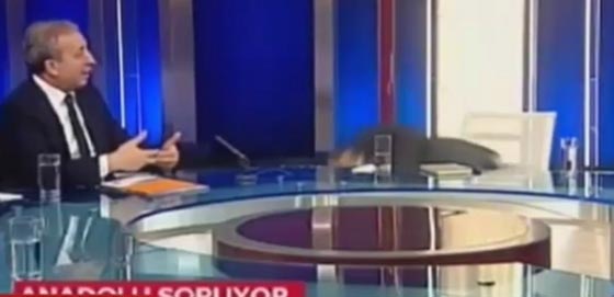 فيديو صادم: انهيار إعلامي تركي اثناء بث مباشر يثير قلق ضيفه السياسي المعروف صورة رقم 3