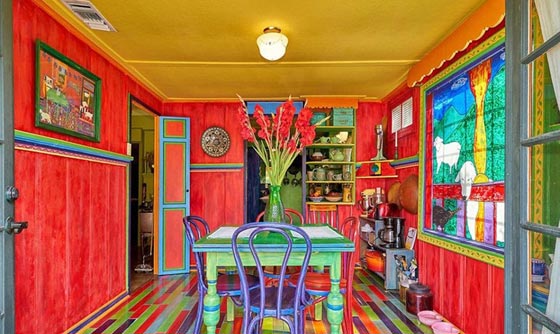  المنزل الذي يحبس الانفاس بألوانه المذهلة للبيع بنصف مليون دولار صورة رقم 9