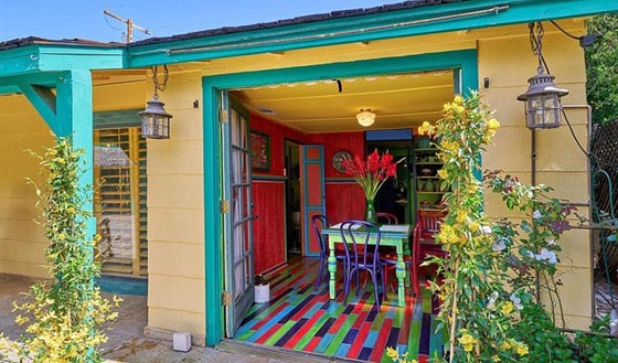  المنزل الذي يحبس الانفاس بألوانه المذهلة للبيع بنصف مليون دولار صورة رقم 16