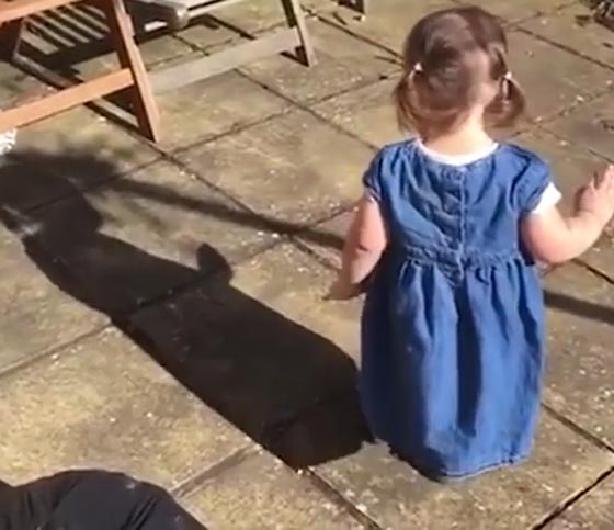 فيديو طريف: طفلة رائعة تداعب ظلها بكل براءة وتلعب معه صورة رقم 1