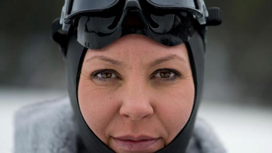فيديو وصور مدهشة.. امرأة فنلندية تغطس بجرأة ومهارة تحت الجليد صورة رقم 2