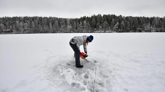 فيديو وصور مدهشة.. امرأة فنلندية تغطس بجرأة ومهارة تحت الجليد صورة رقم 4