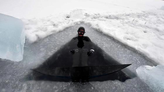 فيديو وصور مدهشة.. امرأة فنلندية تغطس بجرأة ومهارة تحت الجليد صورة رقم 5