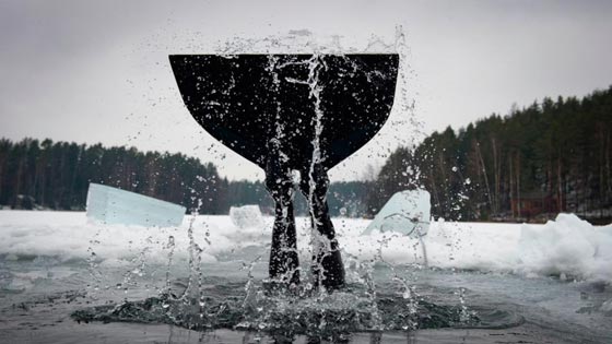 فيديو وصور مدهشة.. امرأة فنلندية تغطس بجرأة ومهارة تحت الجليد صورة رقم 6