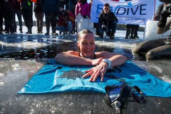 فيديو وصور مدهشة.. امرأة فنلندية تغطس بجرأة ومهارة تحت الجليد صورة رقم 9