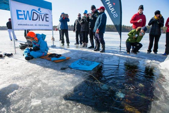 فيديو وصور مدهشة.. امرأة فنلندية تغطس بجرأة ومهارة تحت الجليد صورة رقم 10