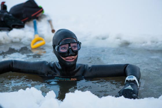 فيديو وصور مدهشة.. امرأة فنلندية تغطس بجرأة ومهارة تحت الجليد صورة رقم 16