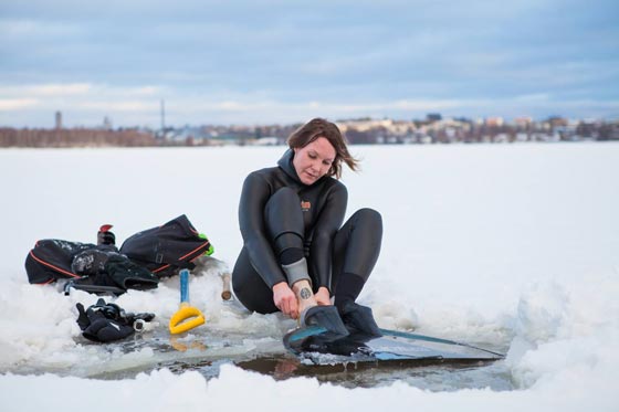 فيديو وصور مدهشة.. امرأة فنلندية تغطس بجرأة ومهارة تحت الجليد صورة رقم 18