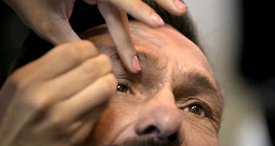 فيديو.. هكذا انقلبت حياة رجل مشرد بعد أن حلق ذقنه وقص شعره صورة رقم 7