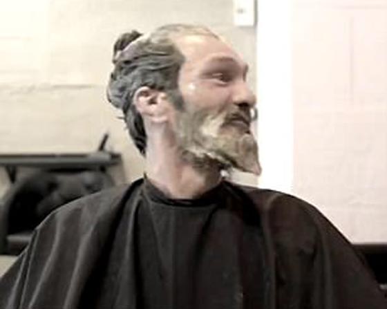 فيديو.. هكذا انقلبت حياة رجل مشرد بعد أن حلق ذقنه وقص شعره صورة رقم 5