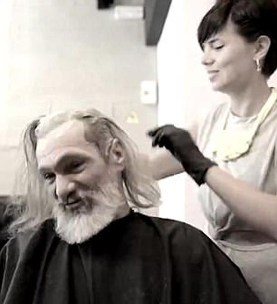 فيديو.. هكذا انقلبت حياة رجل مشرد بعد أن حلق ذقنه وقص شعره صورة رقم 4