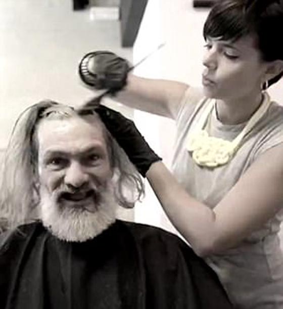 فيديو.. هكذا انقلبت حياة رجل مشرد بعد أن حلق ذقنه وقص شعره صورة رقم 3