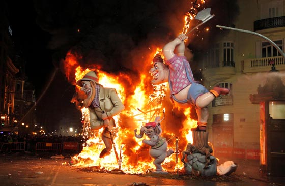  اختتام مهرجان فالنسيا باحراق دمى خشبية تمثل ترامب وميركل صورة رقم 6