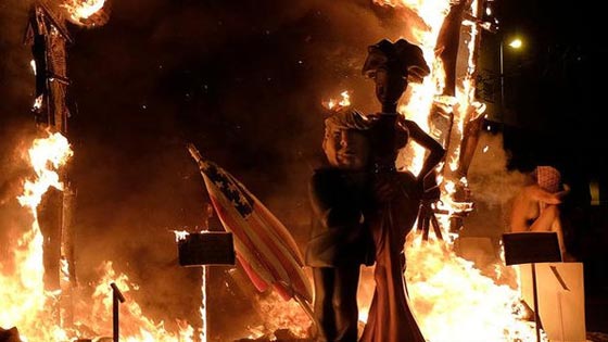  اختتام مهرجان فالنسيا باحراق دمى خشبية تمثل ترامب وميركل صورة رقم 1