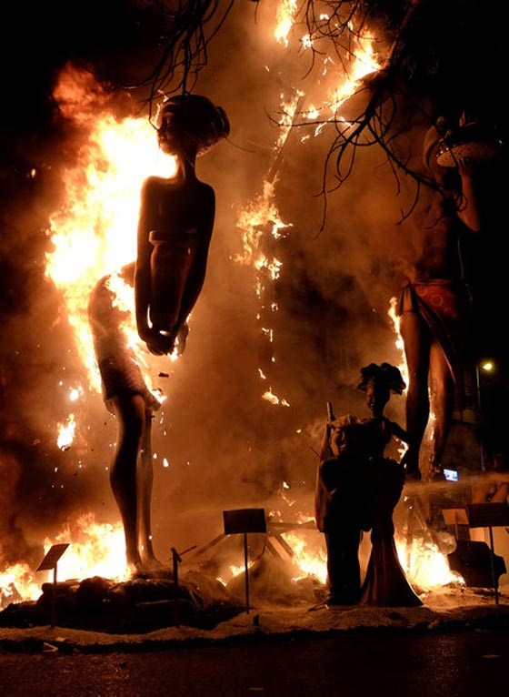  اختتام مهرجان فالنسيا باحراق دمى خشبية تمثل ترامب وميركل صورة رقم 3