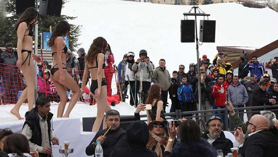 عرض لملابس البحر النسائية على جبال فاريا اللبنانية المكسوّة بالثلوج صورة رقم 2