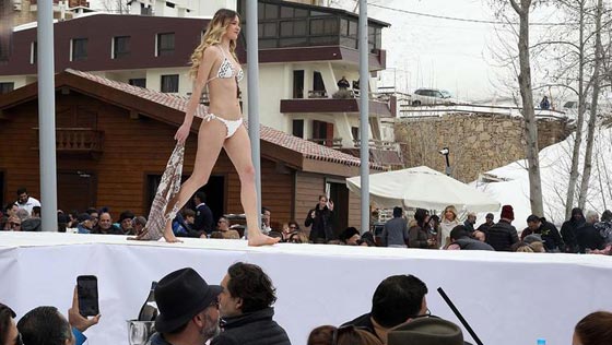 عرض لملابس البحر النسائية على جبال فاريا اللبنانية المكسوّة بالثلوج صورة رقم 4