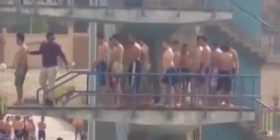 (قفزة الثقة) تقتل طالب مصري في اختبار السباحة والمدرب لم يشعر بفقدانه! صورة رقم 2