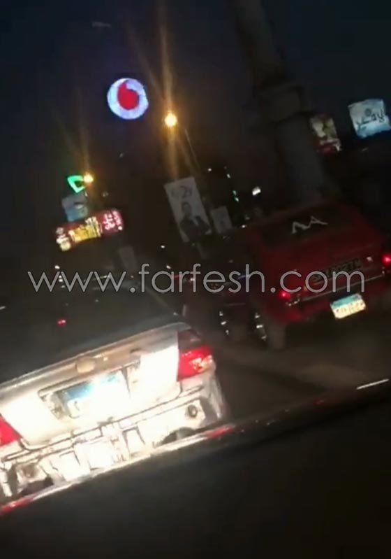 مصري يرى القانون بالشقلوب ويسير بسيارته على الرصيف لتجاوز الزحمة صورة رقم 5